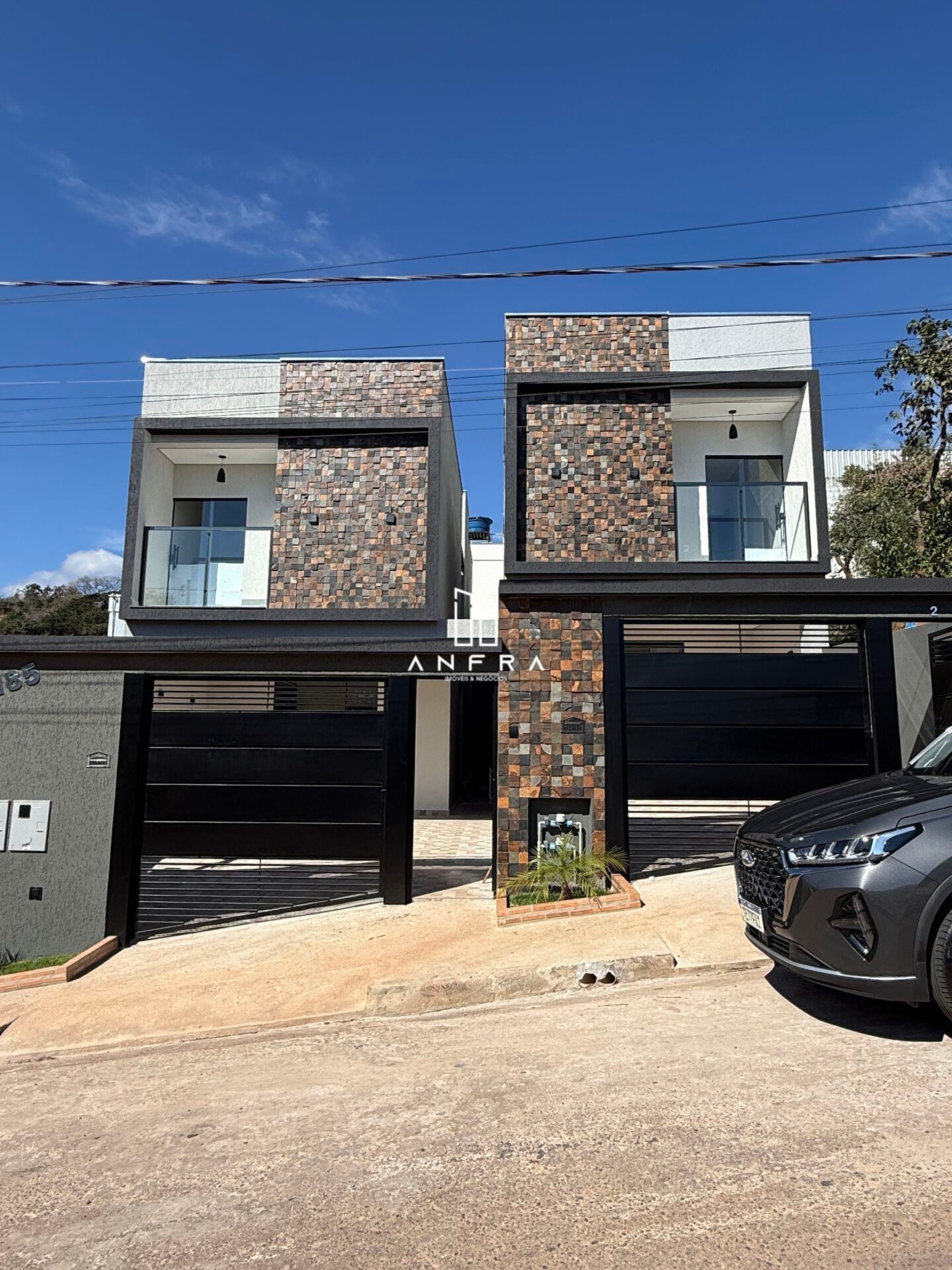 Casa moderna e com refinado acabamento no bairro Santa Terezinha, em Ibirité