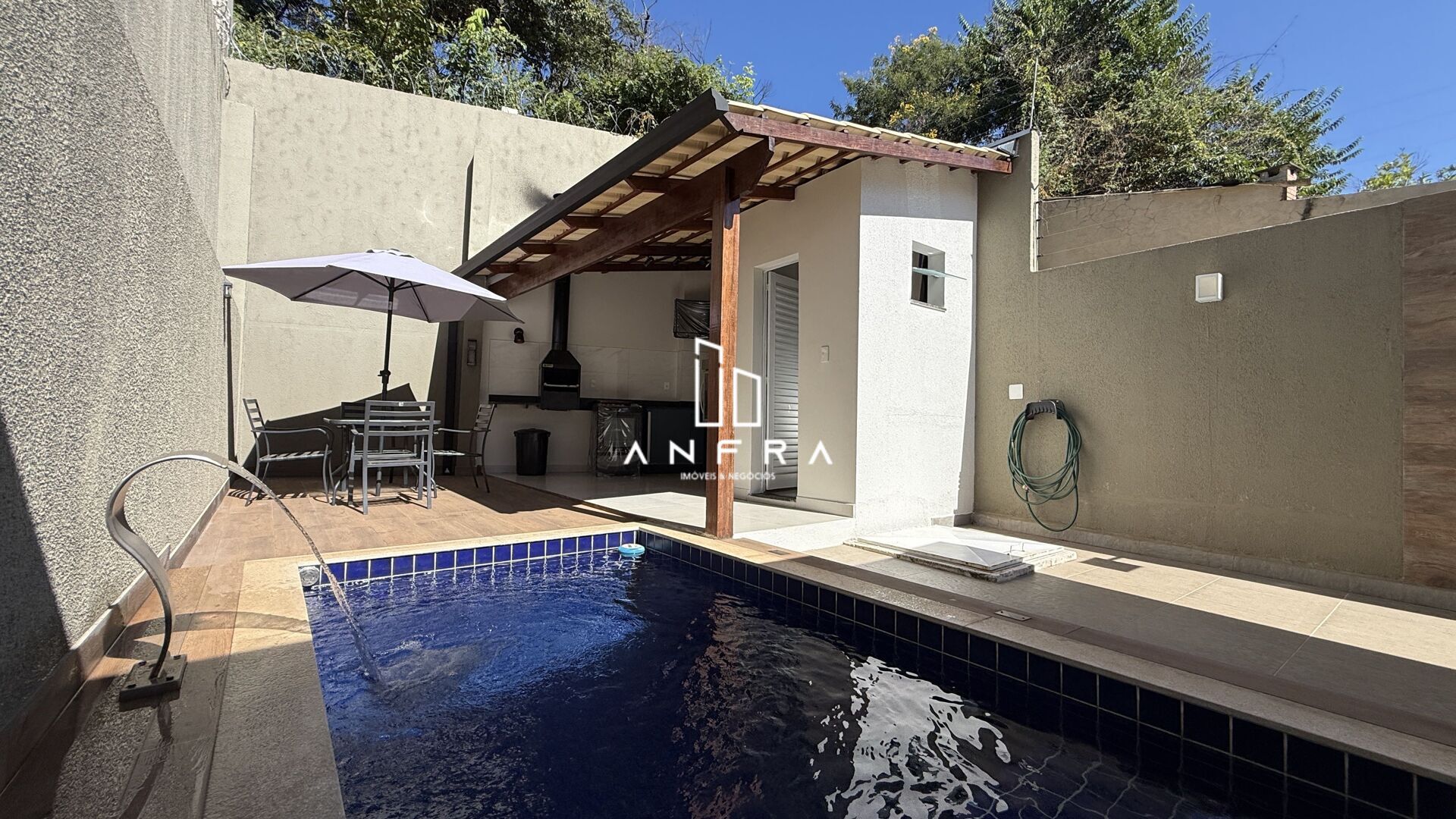 Casa planejada com 3 Qts, 2 vagas, piscina e gouret no Masterville