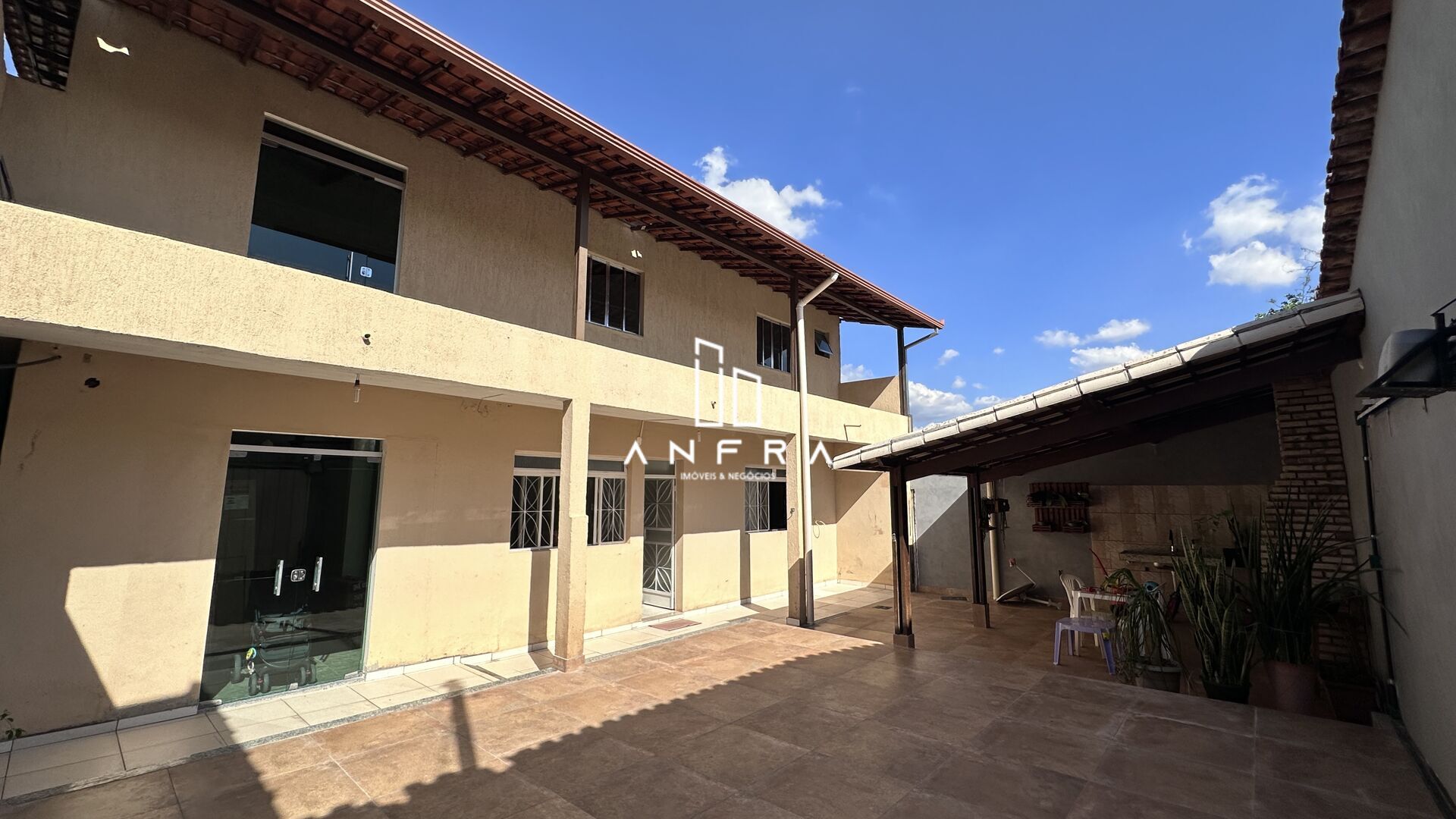 Casa no Santa Helena com 4 Qts, 2 vagas e espaço gourmet