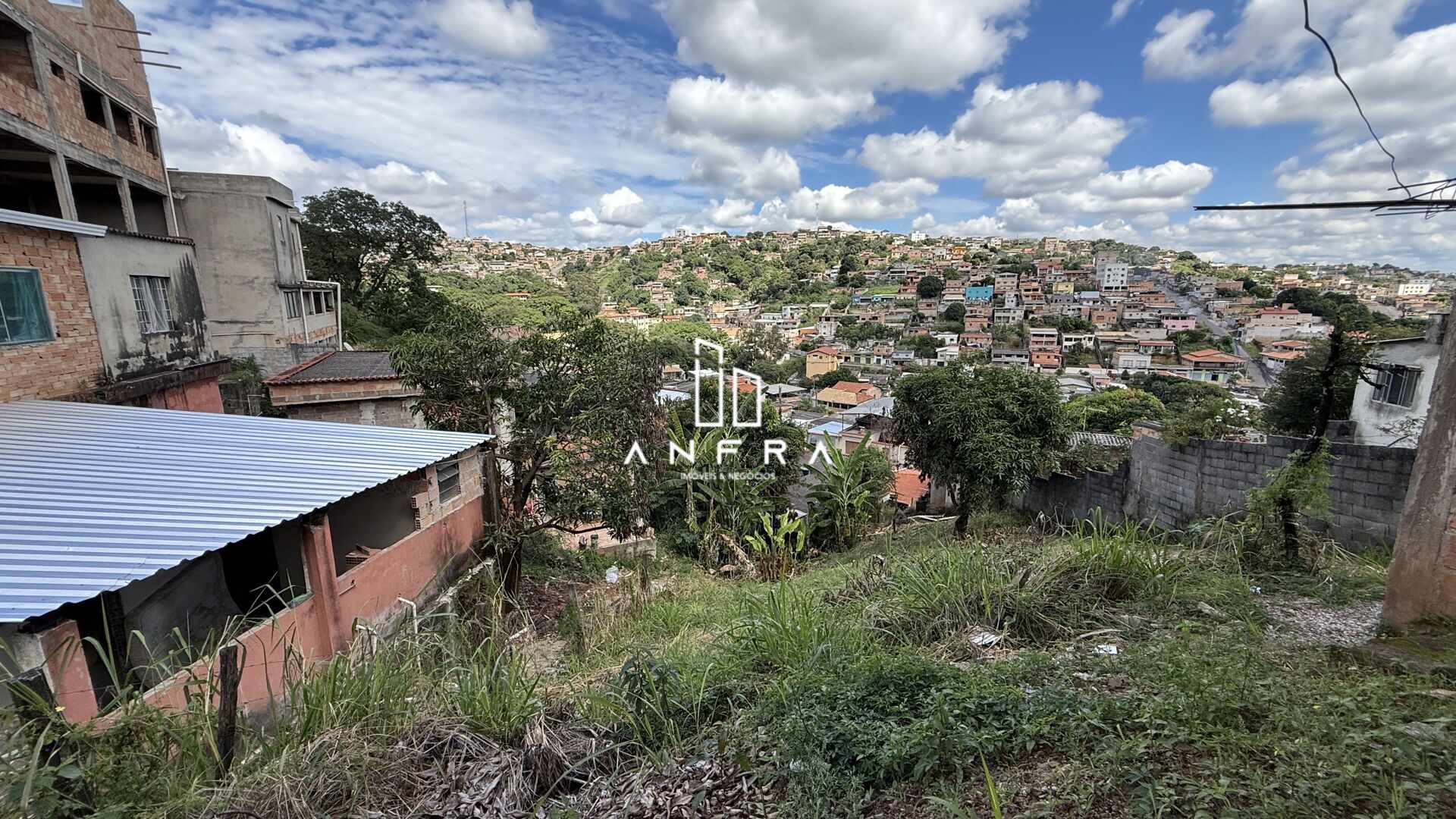 Lote com aprox 500m² e 2 Casas independentes, pertinho do Centro de Ibirité