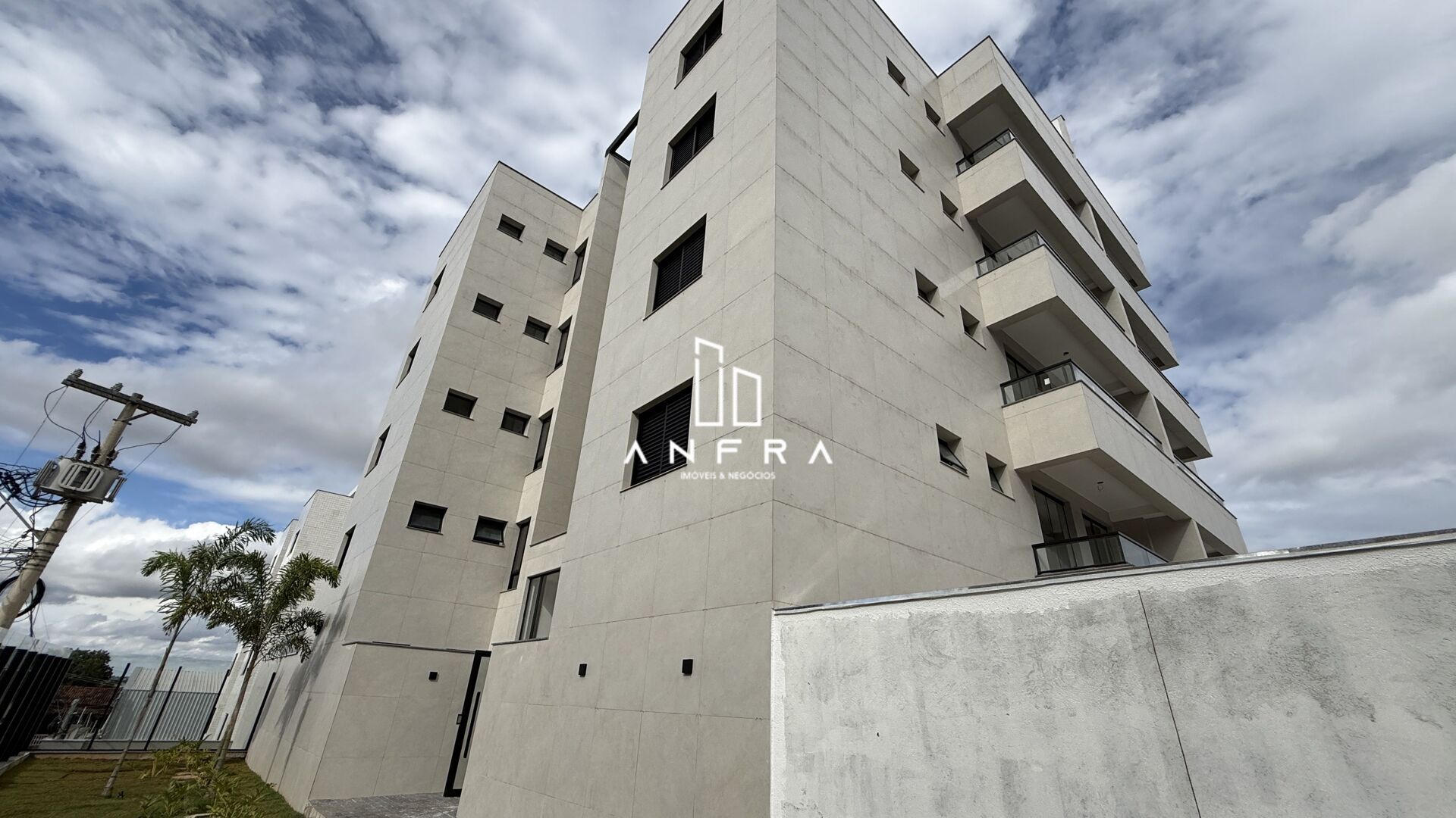 Apartamento alto padrão com 2 Qts (1 suíte) e 2 vagas no Jardim Industrial