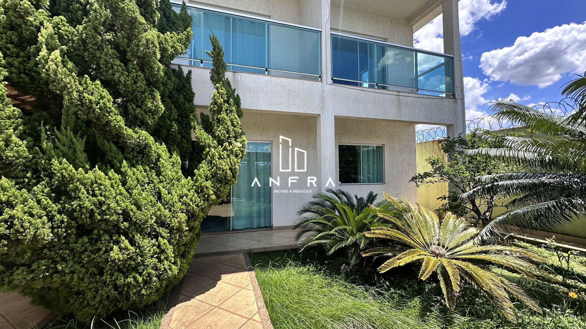 Casa alto padrão com 5 Qts (3 suítes) e 5 vagas no Masterville